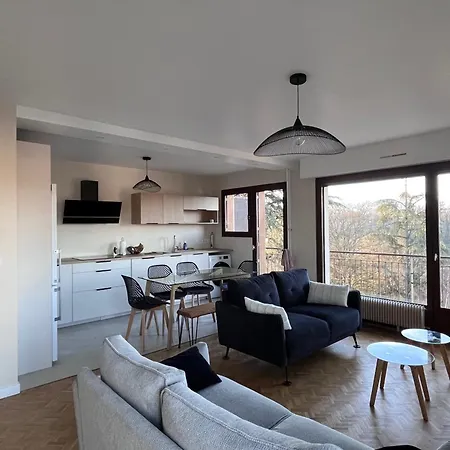 Bright With Balcony In Apartment *