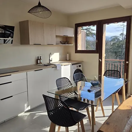 Bright With Balcony In Apartment *
